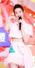 张艺凡首次公演献唱《Honey》清秀动人舞台照图片