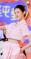 张艺凡首次公演献唱《Honey》清秀动人舞台照图片