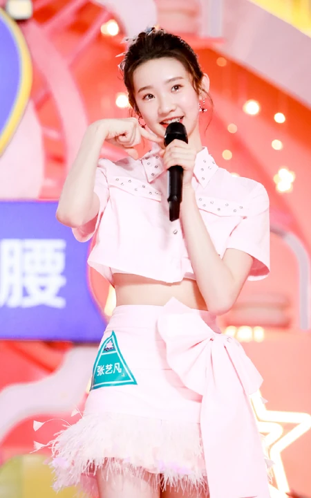 张艺凡首次公演献唱《Honey》清秀动人舞台照图片