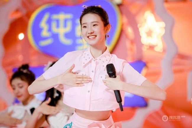 张艺凡首次公演献唱《Honey》清秀动人舞台照图片