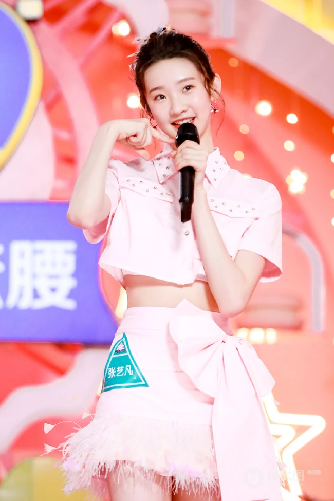 张艺凡首次公演献唱《Honey》清秀动人舞台照图片