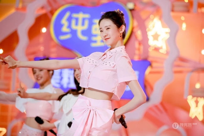 张艺凡首次公演献唱《Honey》清秀动人舞台照图片