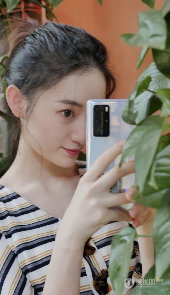郭晓婷丸子头发型清甜可爱自拍图片