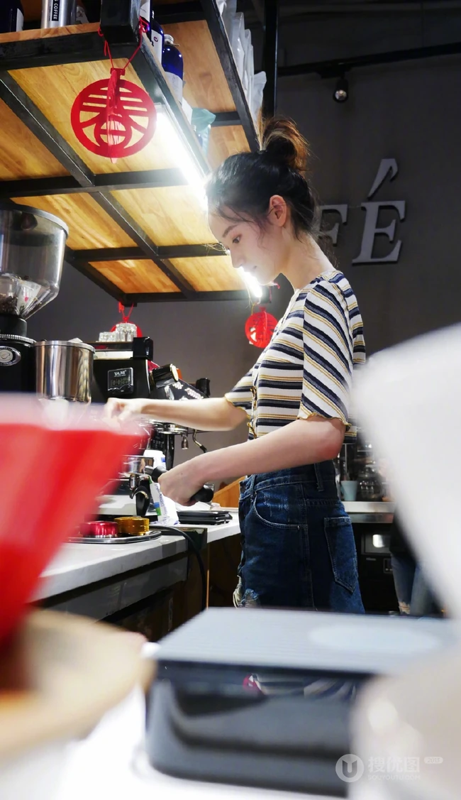 郭晓婷丸子头发型清甜可爱自拍图片