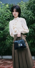 乔欣路边小竹林前唯美写真，着淑女装上街，腰细腿长