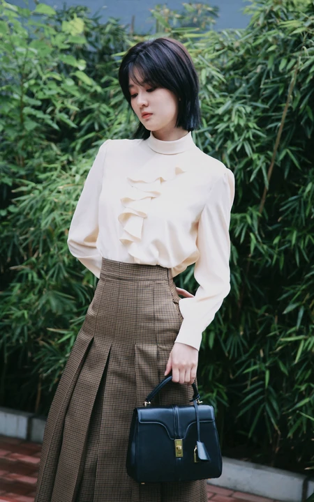 乔欣路边小竹林前唯美写真，着淑女装上街，腰细腿长