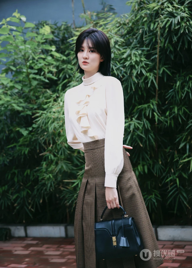 乔欣路边小竹林前唯美写真，着淑女装上街，腰细腿长