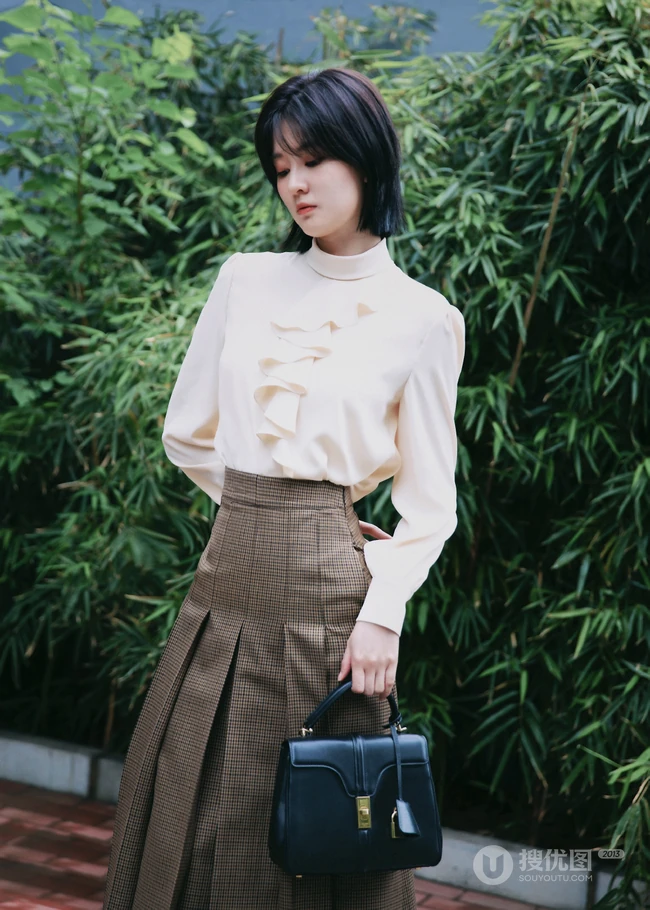 乔欣路边小竹林前唯美写真，着淑女装上街，腰细腿长