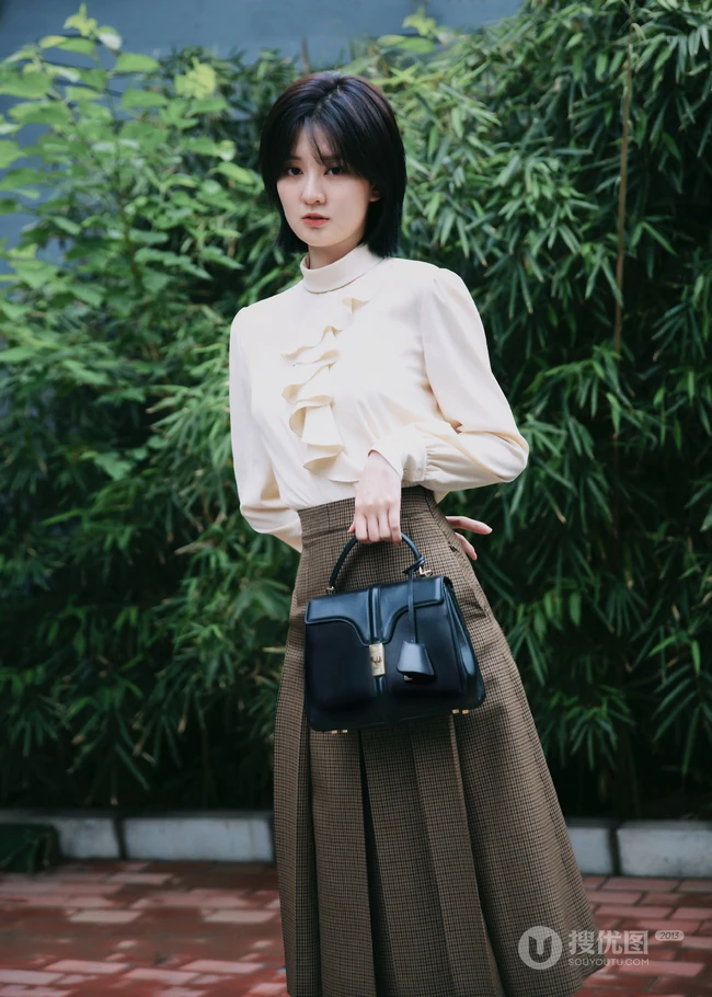 乔欣路边小竹林前唯美写真，着淑女装上街，腰细腿长