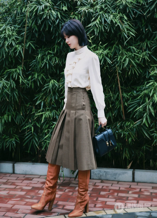 乔欣路边小竹林前唯美写真，着淑女装上街，腰细腿长