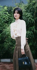 乔欣路边小竹林前唯美写真，着淑女装上街，腰细腿长