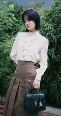 乔欣路边小竹林前唯美写真，着淑女装上街，腰细腿长