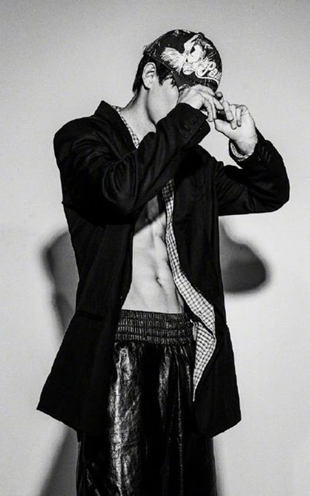 姚琛多套服饰演绎时尚，冷峻，霸气，气质黑白写真照片