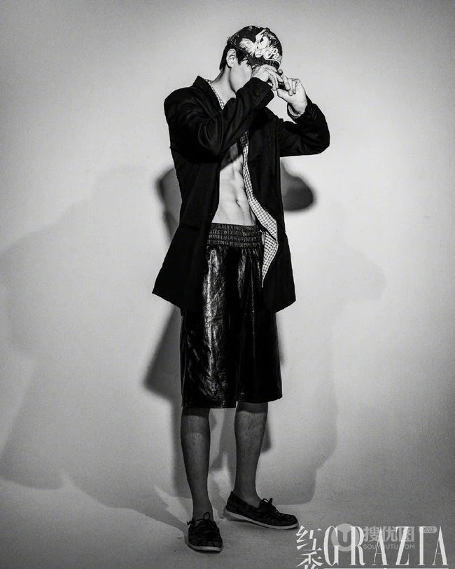 姚琛多套服饰演绎时尚，冷峻，霸气，气质黑白写真照片