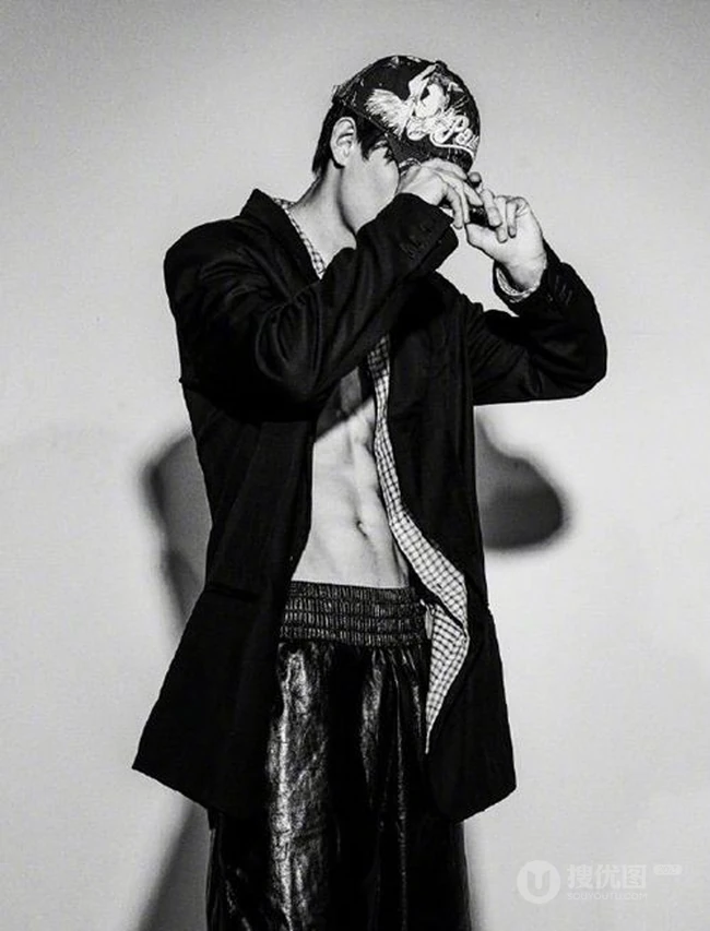 姚琛多套服饰演绎时尚，冷峻，霸气，气质黑白写真照片