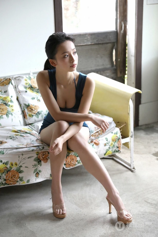 8头身女生嫩模华村飞鸟连衣超短裙秀白皙肌肤和匀称身形写真