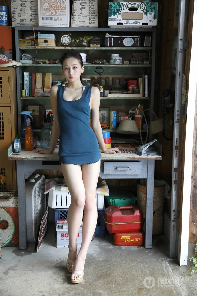 8头身女生嫩模华村飞鸟连衣超短裙秀白皙肌肤和匀称身形写真