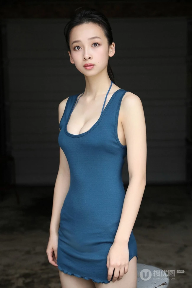 8头身女生嫩模华村飞鸟连衣超短裙秀白皙肌肤和匀称身形写真