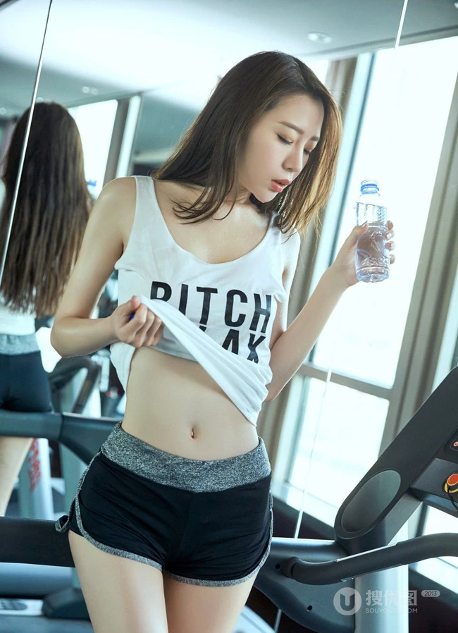 气质纤细线条长发气质女生嫩模白T恤黑短裤健身房运动写真图片