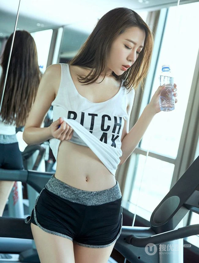 气质纤细线条长发气质女生嫩模白T恤黑短裤健身房运动写真图片