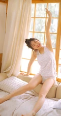 居家可爱丸子头发型可爱女生快乐享受午餐小清新室内写真图片