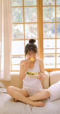 居家可爱丸子头发型可爱女生快乐享受午餐小清新室内写真图片