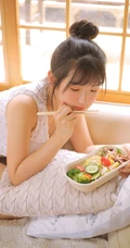 居家可爱丸子头发型可爱女生快乐享受午餐小清新室内写真图片