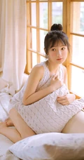 居家可爱丸子头发型可爱女生快乐享受午餐小清新室内写真图片