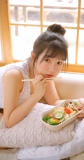 居家可爱丸子头发型可爱女生快乐享受午餐小清新室内写真图片