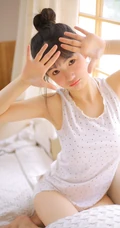 居家可爱丸子头发型可爱女生快乐享受午餐小清新室内写真图片