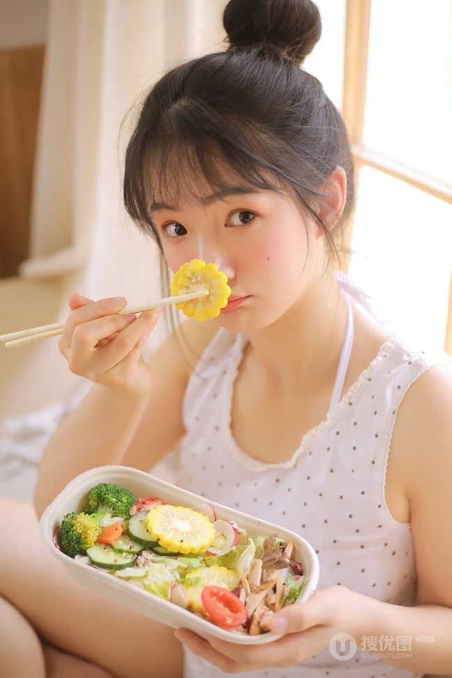 居家可爱丸子头发型可爱女生快乐享受午餐小清新室内写真图片