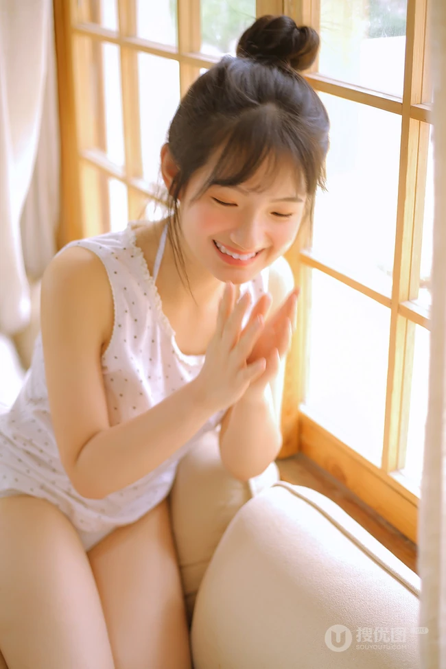 居家可爱丸子头发型可爱女生快乐享受午餐小清新室内写真图片