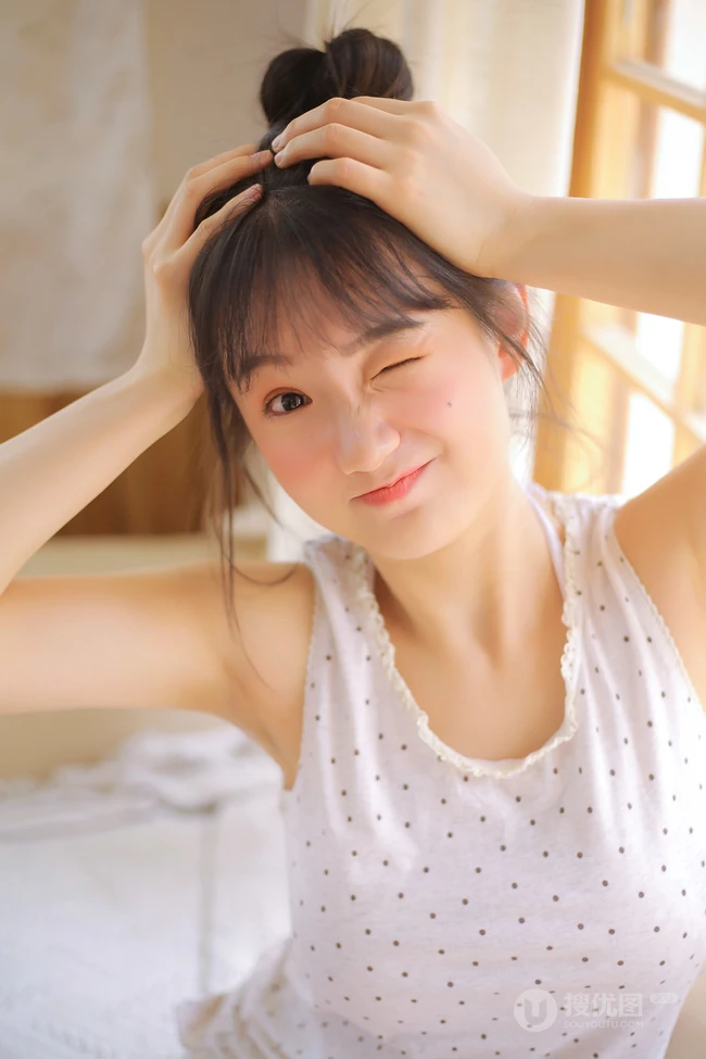 居家可爱丸子头发型可爱女生快乐享受午餐小清新室内写真图片