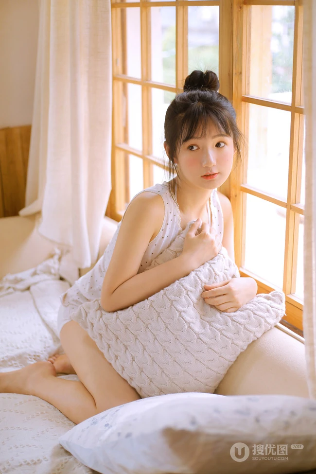 居家可爱丸子头发型可爱女生快乐享受午餐小清新室内写真图片