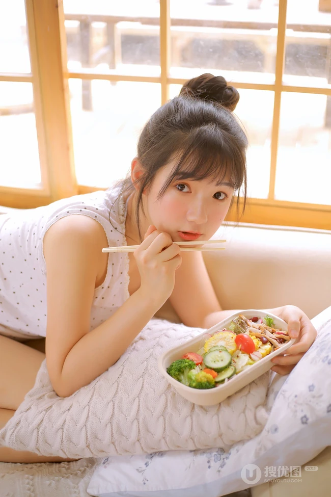 居家可爱丸子头发型可爱女生快乐享受午餐小清新室内写真图片