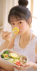 居家可爱丸子头发型可爱女生快乐享受午餐小清新室内写真图片
