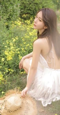 烈日下戴草帽的清新白裙女生户外花丛清新唯美写真图片