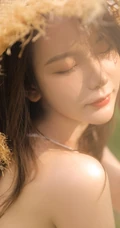 烈日下戴草帽的清新白裙女生户外花丛清新唯美写真图片