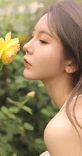 烈日下戴草帽的清新白裙女生户外花丛清新唯美写真图片