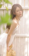 烈日下戴草帽的清新白裙女生户外花丛清新唯美写真图片