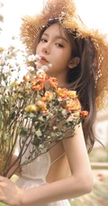 烈日下戴草帽的清新白裙女生户外花丛清新唯美写真图片