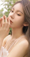烈日下戴草帽的清新白裙女生户外花丛清新唯美写真图片