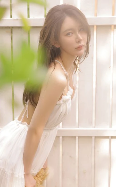 烈日下戴草帽的清新白裙女生户外花丛清新唯美写真图片