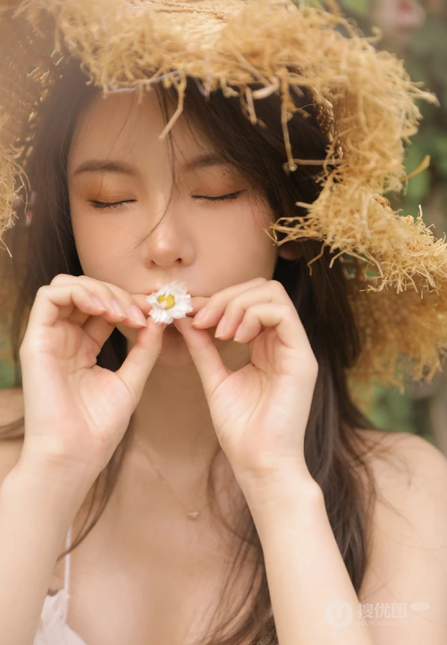 烈日下戴草帽的清新白裙女生户外花丛清新唯美写真图片