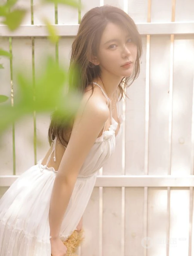 烈日下戴草帽的清新白裙女生户外花丛清新唯美写真图片