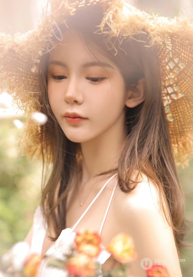 烈日下戴草帽的清新白裙女生户外花丛清新唯美写真图片