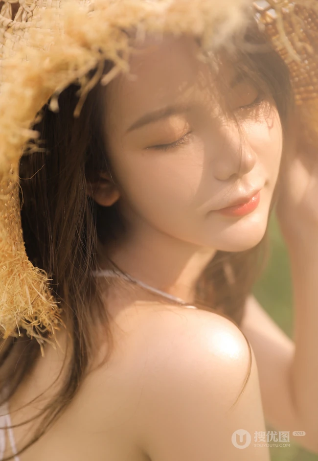 烈日下戴草帽的清新白裙女生户外花丛清新唯美写真图片