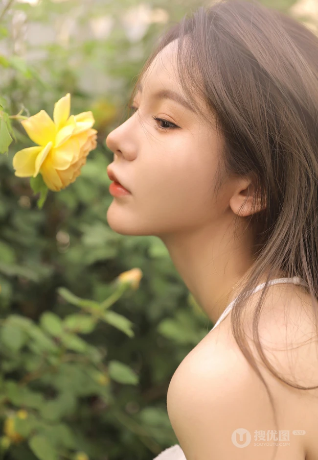 烈日下戴草帽的清新白裙女生户外花丛清新唯美写真图片