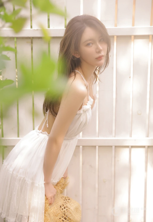 烈日下戴草帽的清新白裙女生户外花丛清新唯美写真图片