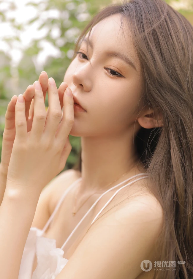 烈日下戴草帽的清新白裙女生户外花丛清新唯美写真图片